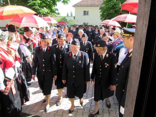 V sprevodu je bila tudi skupina gasilk